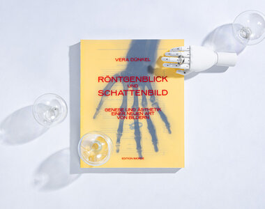 Buch mit offener Fadenheftung