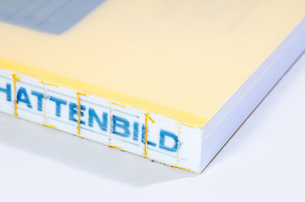 Buch mit offener Fadenheftung