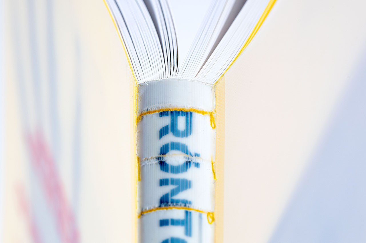 Buch mit offener Fadenheftung